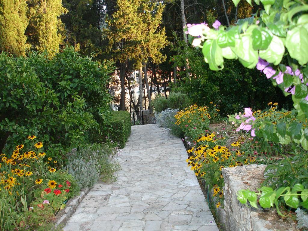 Apartments Lucija Stari Grad  Bagian luar foto