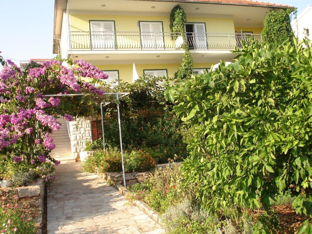 Apartments Lucija Stari Grad  Bagian luar foto